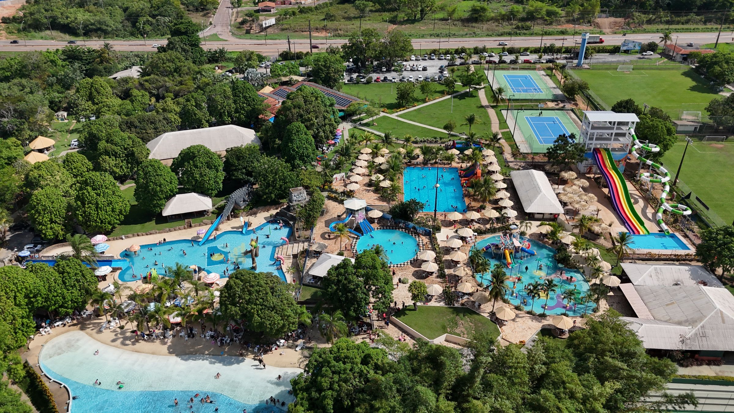 Vista aérea do Tênis Clube de Porto Velho: parque aquático, quadras e campo